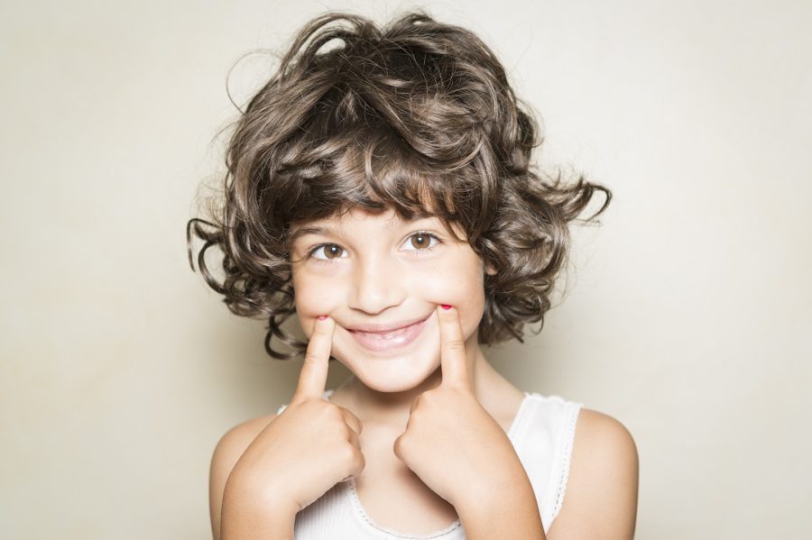 Fisioterapia infantil para niños sonriendo