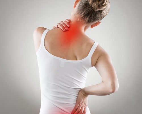 mujer con dolor de espalda
