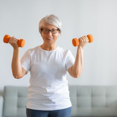 señora mayor haciendo ejercicio con pesas
