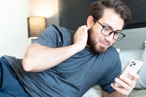 Hombre con dolor de cuello en vacaciones
