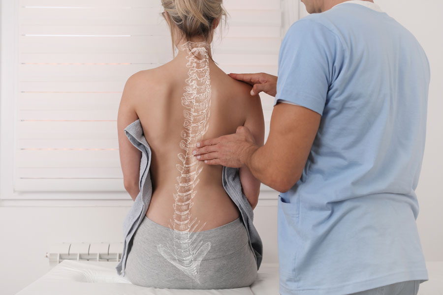 Fisioterapeuta tratando a una mujer con escoliosis