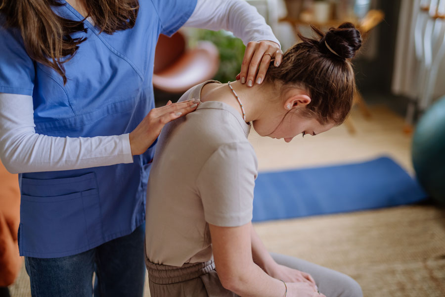 Fisioterapia tratando una niña con escoliosis