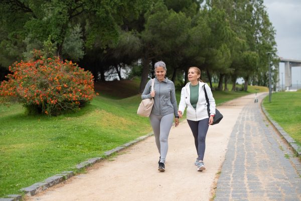 Mujeres de mediana edad caminando por el parque