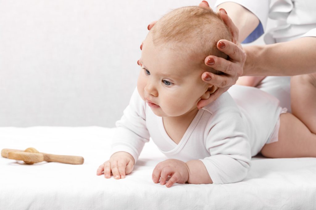 Bebé en consulta de fisioterapia