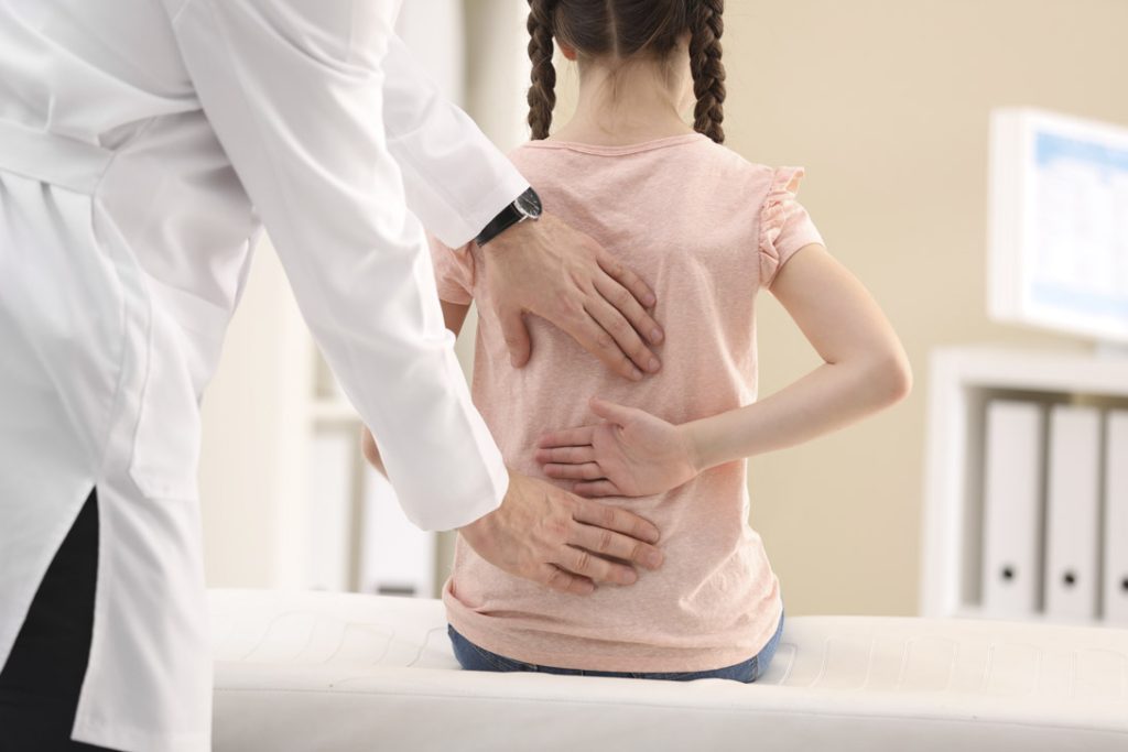 Fisioterapia infantil. niña en consulta